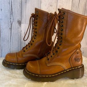 Doc Martins Miranda very gently used in good condition. No rips, tears or odors.